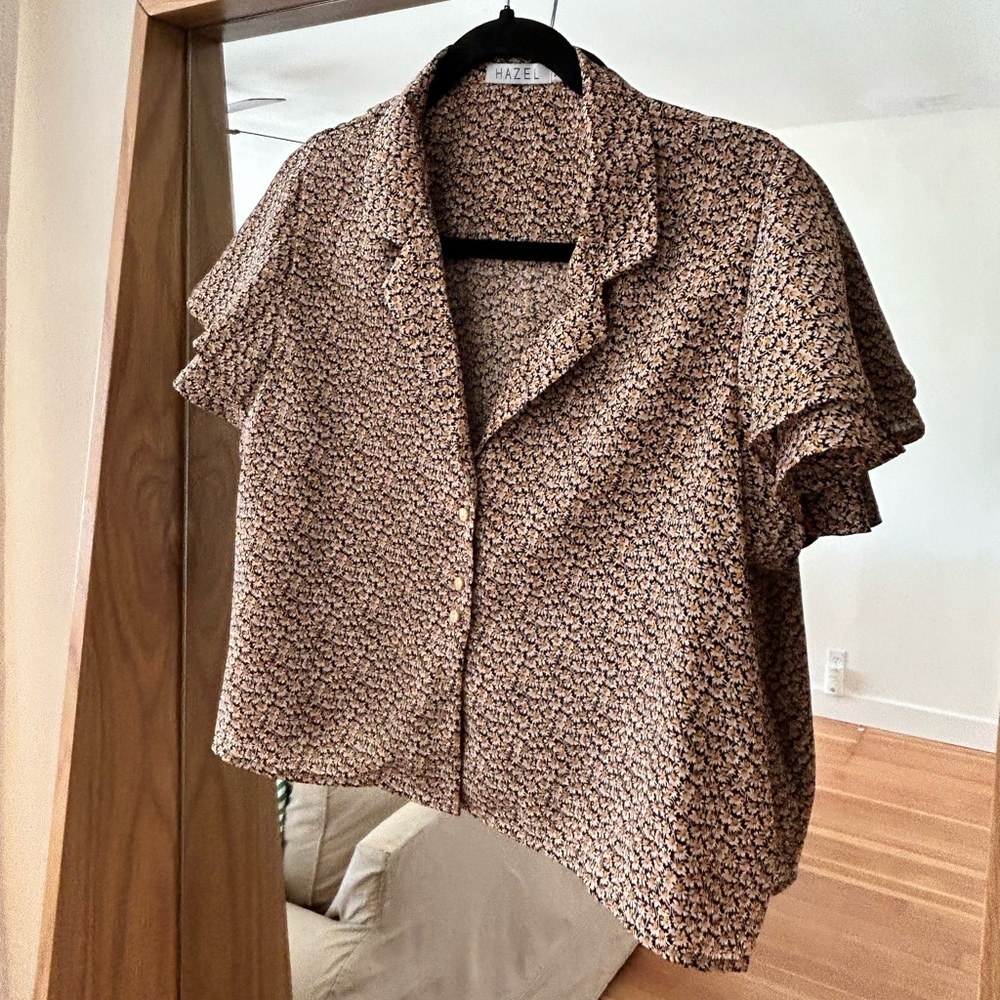 Floral semi cropped button up short sleeve blouse worn twice